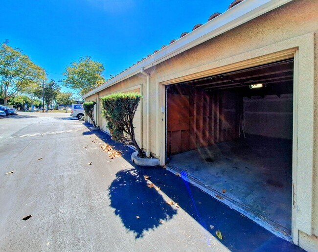 Building Photo - Beautiful Second Floor 3bd Condo w/Detached Garage & Pool