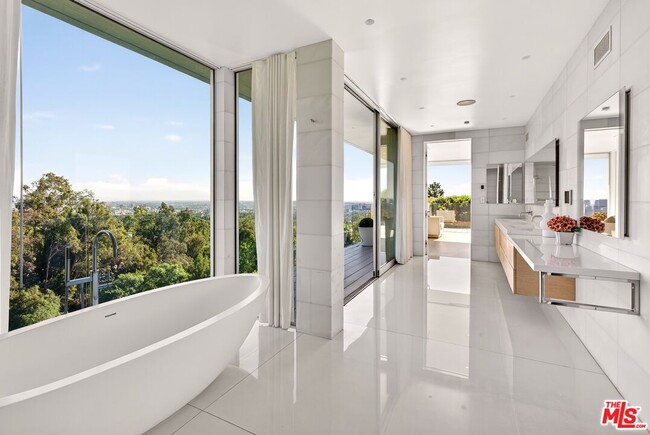 Building Photo - 9894 Beverly Grove Dr