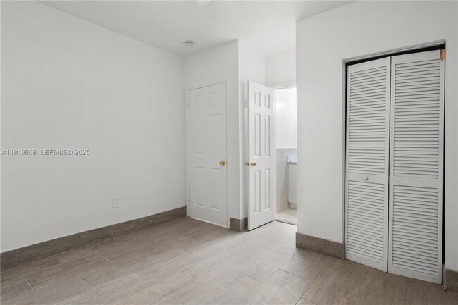 Building Photo - 1291 NE 207th St