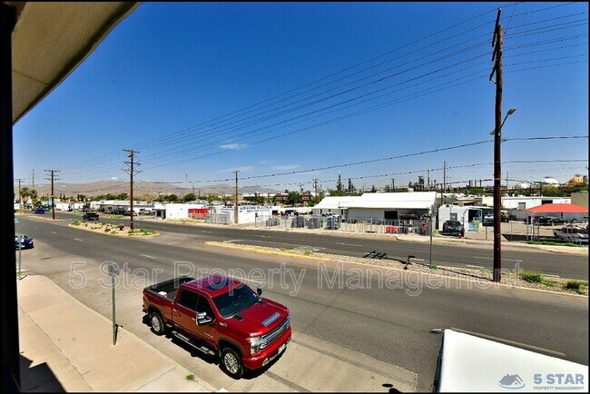 Building Photo - 6806 Alameda Ave