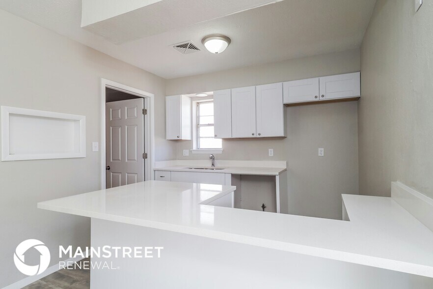 Building Photo - 2600 N Peniel Ave