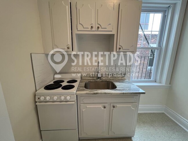 Building Photo - bedroom in Boston MA 02215