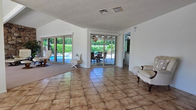 Building Photo - 1303 N Rose Ave