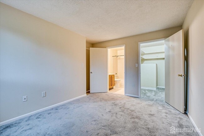 Building Photo - 211 Ravens Crest Dr