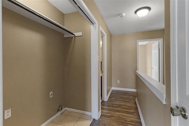 Building Photo - 715 Walker Rd