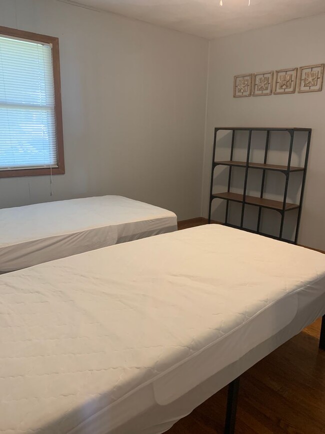 Building Photo - 3 Bedroom 2 Bath Home in Point Harbor Avai...