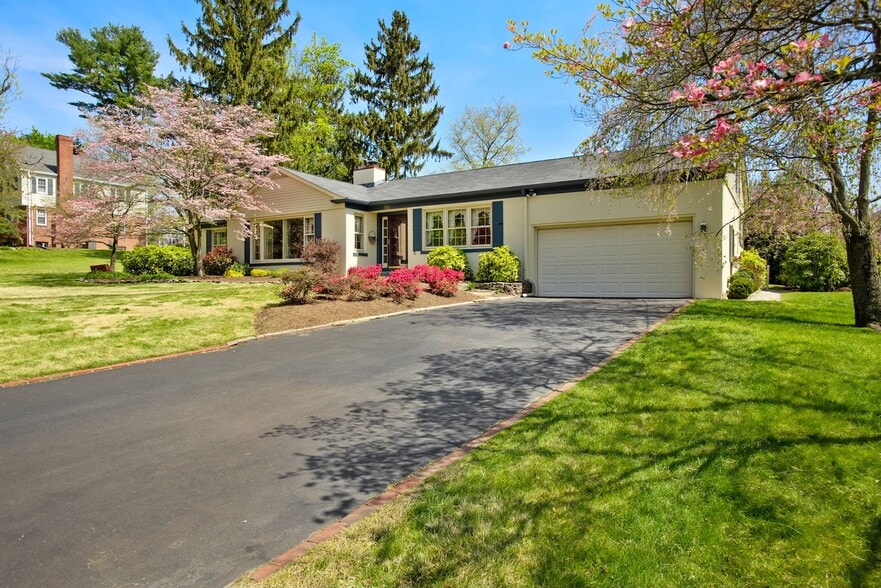 Building Photo - 231 Colonial Ave