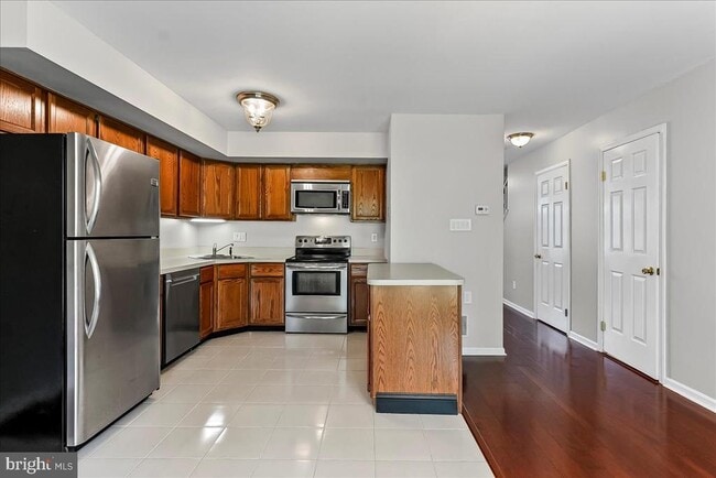 Building Photo - 705 Meadow Ct