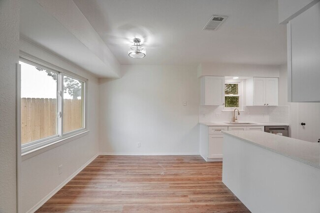 Building Photo - 606 Splitrock