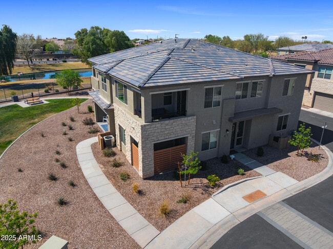 Building Photo - 675 E Ginko Ave