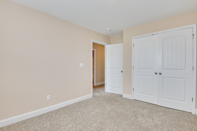 Building Photo - 926 Linsmore Ave