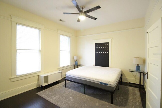 Building Photo - 834 E University Ave