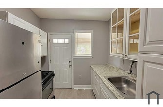 Building Photo - 2 Bedroom home with Rear Yard