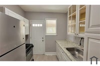 Building Photo - 2 Bedroom home with Rear Yard