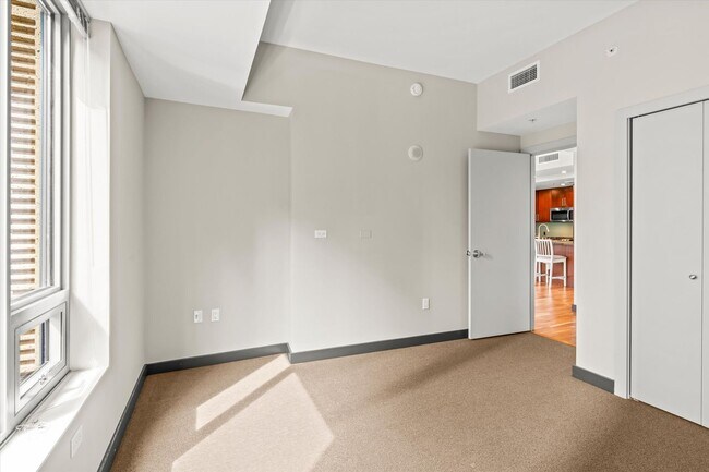 Building Photo - 910 Lenora St