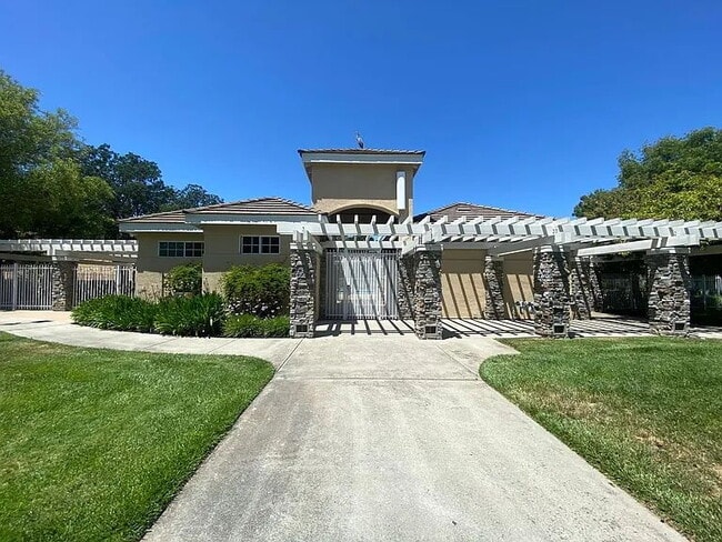 Building Photo - Well Kept 3 Bedroom, 2.5 Bath Home in High...