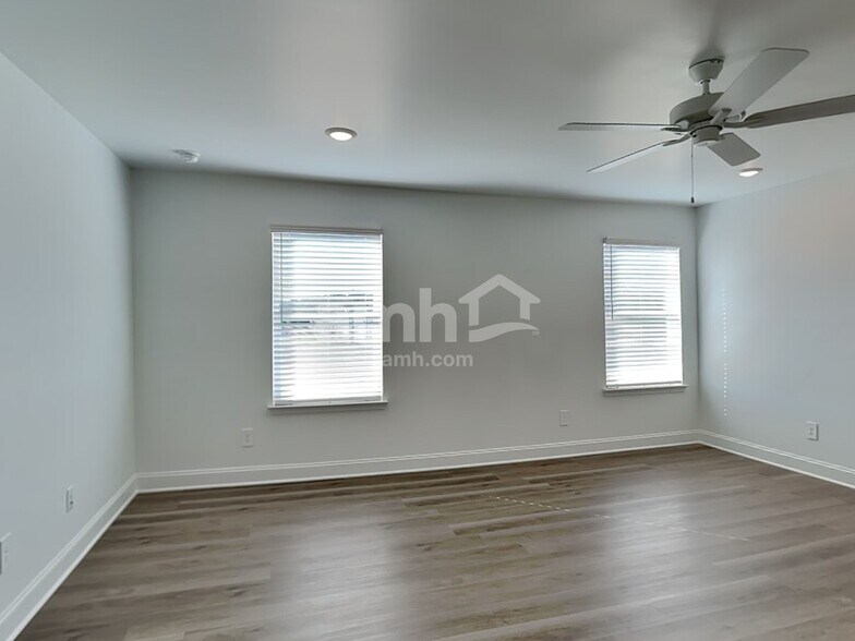 Building Photo - 100 Punderson Dr