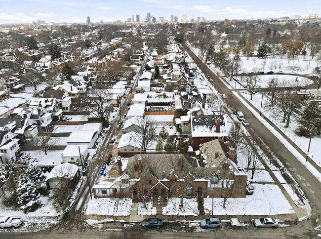 Building Photo - 2 Bedroom, 2 Bath Townhome located directly across from Franklin Park Conservatory