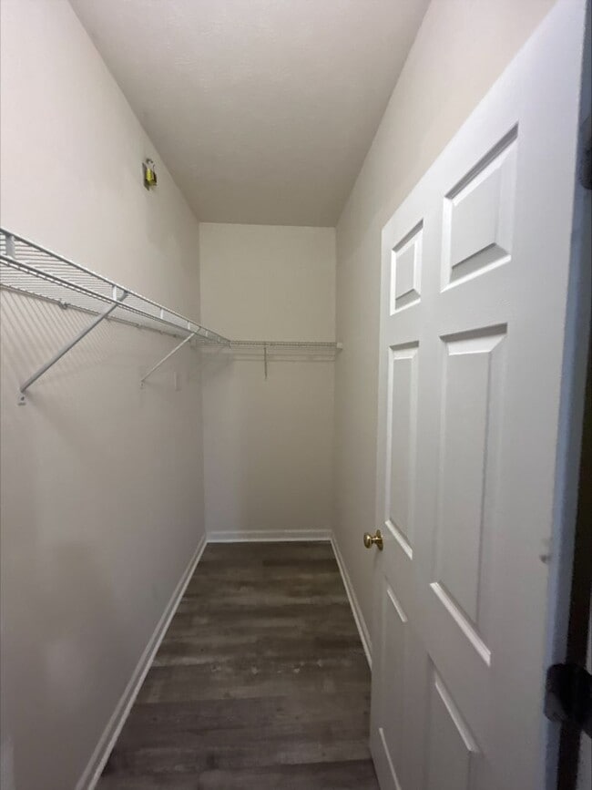 Building Photo - Large 3 Bedroom Townhome Available For Short-Term Lease! Brand New Flooring and Paint!