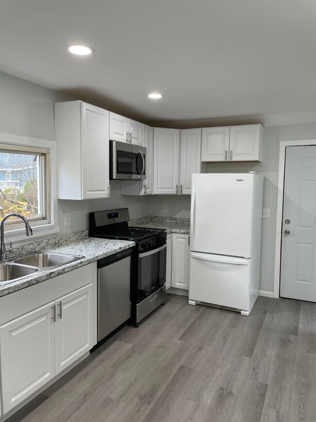 Building Photo - Spacious Home in a Great Neighborhood