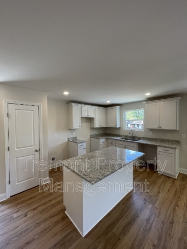 Building Photo - 1228 Sholar Ave