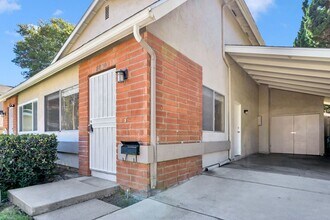 Building Photo - Great three bedroom townhome in UTC! Avai...