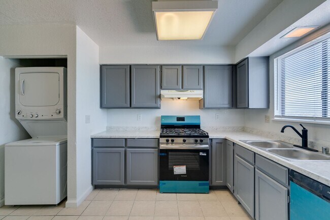 Building Photo - 6987 Mendon Ln