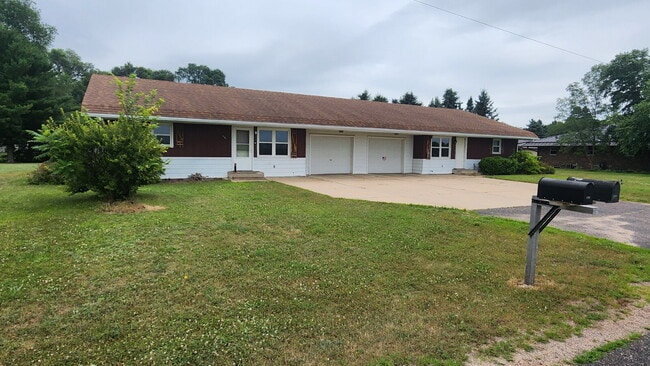 Building Photo - 3 Bedroom Duplex with Attached Garage & La...