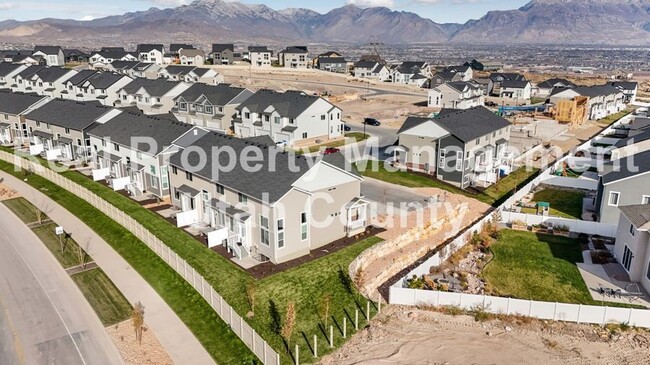 Building Photo - Newer Townhome in Saratoga Springs