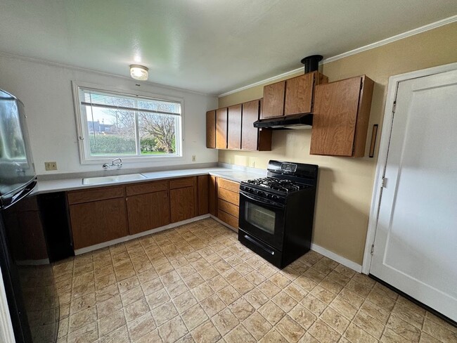 Building Photo - Charming 2 Bedroom 1 Bath home Located on ...