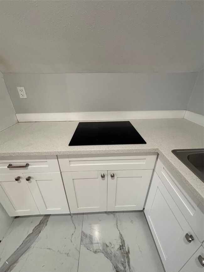 Building Photo - 2 Bayvilla Dr