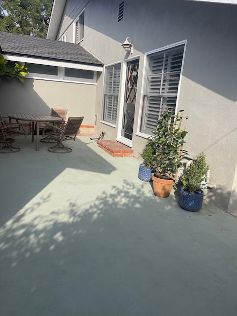 Patio, doggie door, garage entrance on left of photo - 2001 Cliff Dr