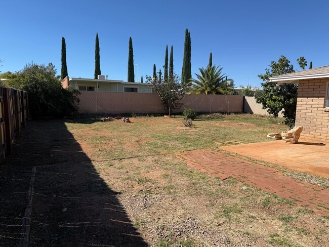 Building Photo - 3 bedroom 2 bath Home