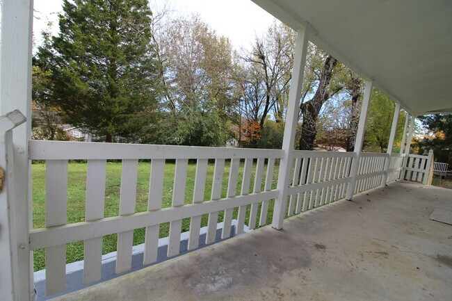 Building Photo - Absolutely adorable home in Oak Ridge