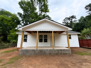 Building Photo - CHARMING COTTAGE AVAILABLE AUGUST OR JULY 2026!