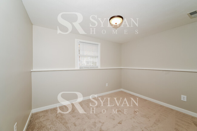 Building Photo - Your dream home awaits
