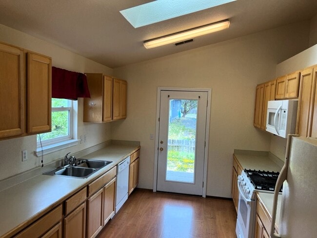 Building Photo - Spacious 3-bed 2-bath home with attached g...