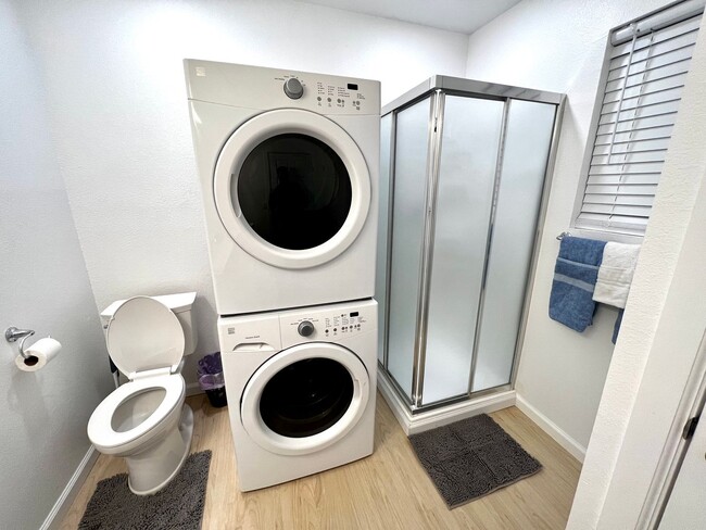 Building Photo - Charming 1 bedroom/1 bathroom backhouse | ...