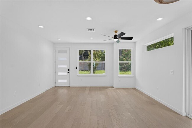 Building Photo - 5305 Ledesma Rd