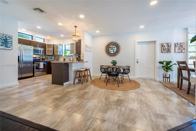 Building Photo - 1501 NE 24th St