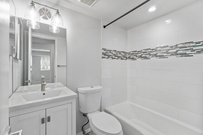 Building Photo - Fairwinds. Renovated and Updated. Spacious 2 bed 2 bath ground level condo in Annapolis!