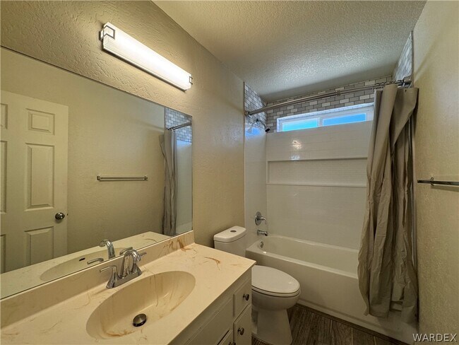 Building Photo - 2460 Lakeside Dr