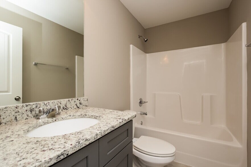 Building Photo - 646 Fieldcrest Dr