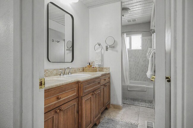 Building Photo - Luxury furnished retreat in Carmel Valley