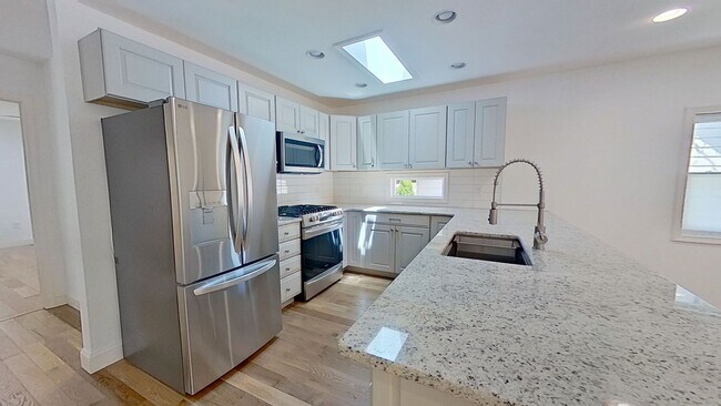 Building Photo - Newly Renovated 3 Bedroom Home