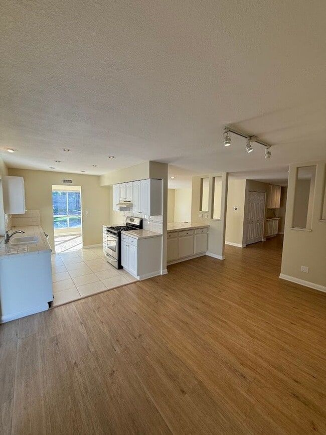 Building Photo - Beautiful 3 Bedroom 2 Bathroom West Hills Home! Great Location! Ready for Move-In!