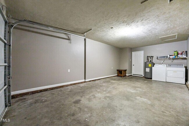 Building Photo - 450 Main St