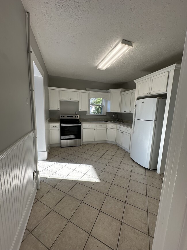 Kitchen-Lots of Cabinets - 4608 S 3rd St