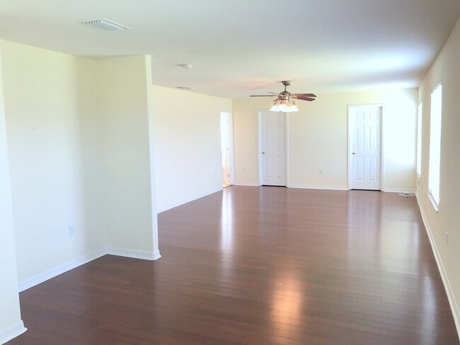 Building Photo - Beautiful 4 bedroom/3 bathroom Home