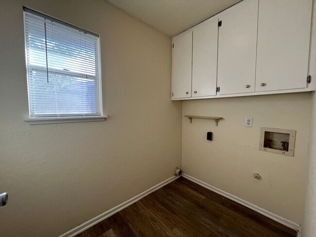 Building Photo - ONE STORY SOUTH SIDE DUPLEX!